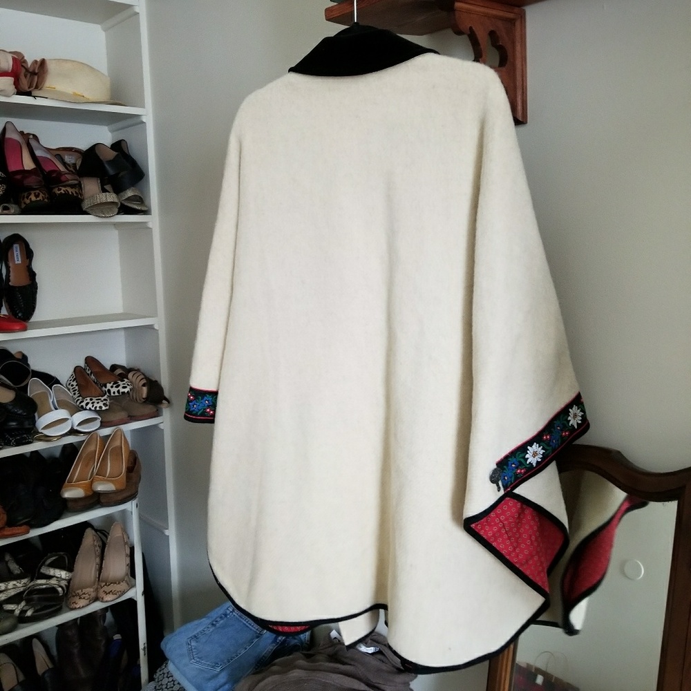 Vintage - Beautiful Wool Poncho - Picture 5 of 8